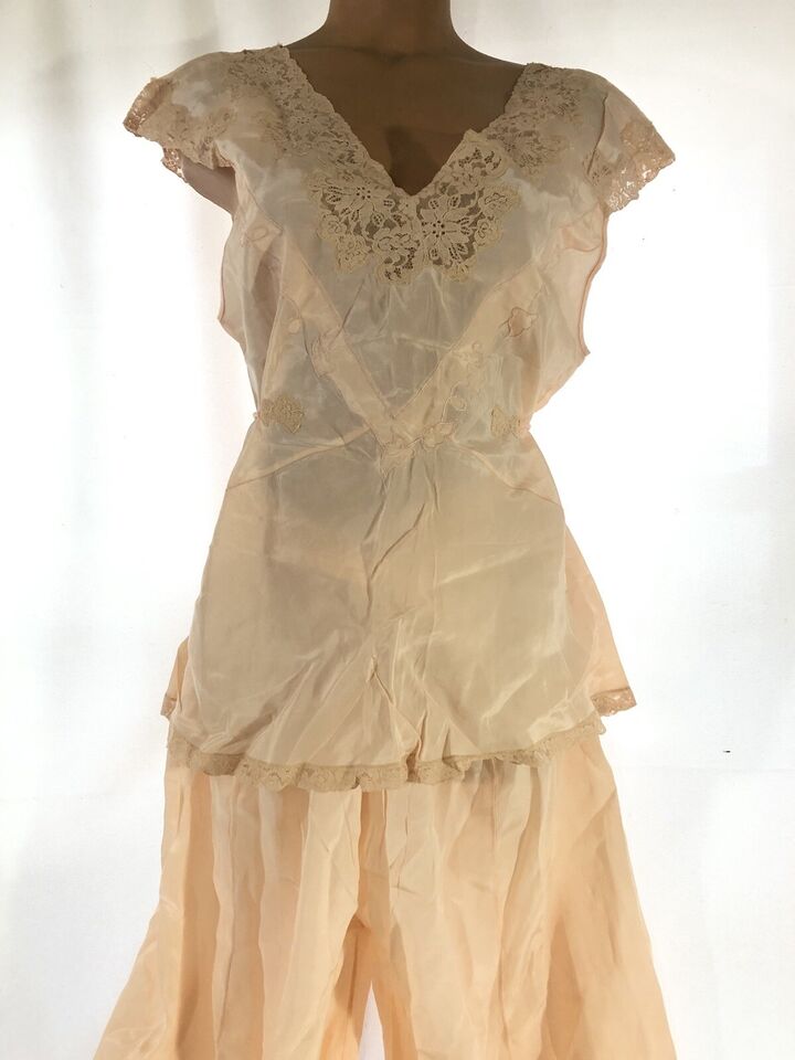 Antique 1930s Pajamas in peach silk and lace old/new M-L