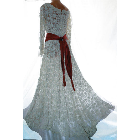 Square - white red sash frontg